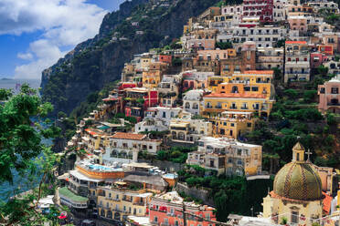 Positano Stadt Hügel Blick mit niedrigen Anstieg bunte Gebäude über dem Meer Linie, Positano, Amalfi-Küste, UNESCO-Weltkulturerbe, Kampanien, Italien, Europa - RHPLF22479