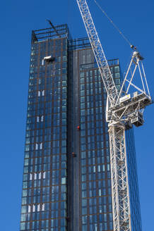 Kräne und Arbeiter auf einer Wohnungsbaustelle, Manchester, England, Vereinigtes Königreich, Europa - RHPLF22482