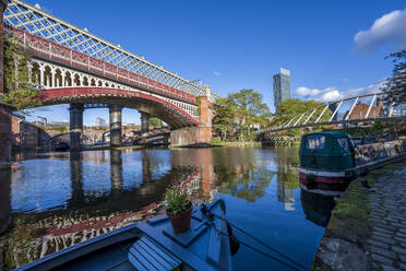 Eisenbahn, Fußgängerbrücke und Kanalboot vor Anker in Castlefield, Manchester, Lancashire, England, Vereinigtes Königreich, Europa - RHPLF22483