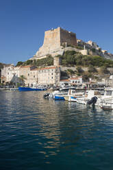 Blick über den Hafen auf die historische Zitadelle, die Bastion de l'Etendard prominent, Bonifacio, Corse-du-Sud, Korsika, Frankreich, Mittelmeer, Europa - RHPLF22486