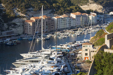 Blick von der Zitadelle über den Hafen, Luxusyachten am Kai, Bonifacio, Corse-du-Sud, Korsika, Frankreich, Mittelmeer, Europa - RHPLF22487