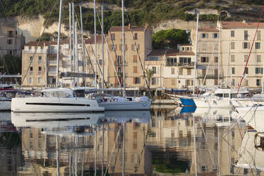 Blick über den Hafen bei Sonnenaufgang, Yachten spiegeln sich im ruhigen Wasser, Bonifacio, Corse-du-Sud, Korsika, Frankreich, Mittelmeer, Europa - RHPLF22488