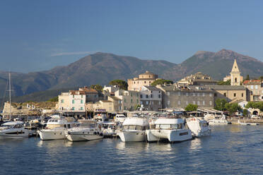 Blick über den Hafen auf die Stadt und die Zitadelle, dahinter die Hügel der Halbinsel Cap Corse, St-Florent, Haute-Corse, Korsika, Frankreich, Mittelmeer, Europa - RHPLF22489