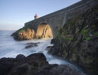 Klippen und die Brücke, die zum Leuchtturm Petit Minou mit Seitenlicht bei Sonnenuntergang führt, Finistere, Bretagne, Frankreich, Europa - RHPLF22495