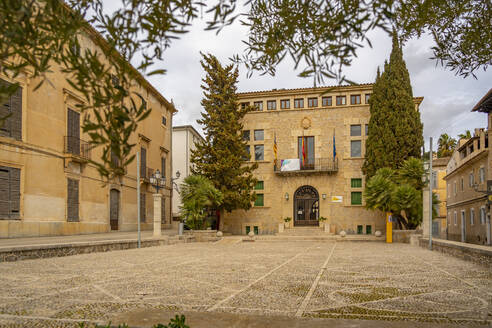 Blick auf das Rathaus in der Altstadt von Alcudia, Alcudia, Mallorca, Balearische Inseln, Spanien, Mittelmeer, Europa - RHPLF22507