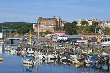 Blick auf die South Bay, in Richtung Grand Hotel, Scarborough, Yorkshire, England, Vereinigtes Königreich, Europa - RHPLF22509