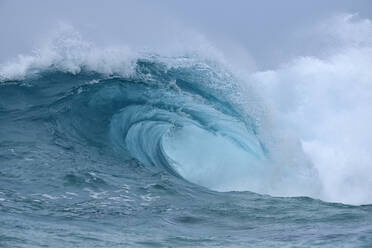 Große plätschernde, brechende Welle des Pazifischen Ozeans - RUEF03734