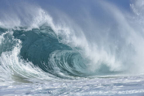Große plätschernde, brechende Welle des Pazifischen Ozeans - RUEF03736