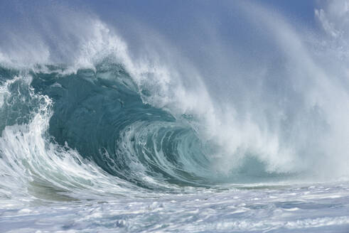 Large splashing breaking wave of Pacific Ocean - RUEF03736