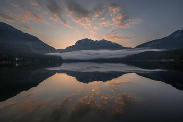 Österreich, Steiermark, Altaussee, Altausseer See bei nebligem Morgengrauen - RUEF03751