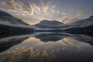 Österreich, Steiermark, Altaussee, Altausseer See bei nebligem Morgengrauen - RUEF03755