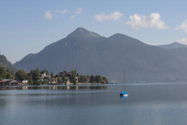 Deutschland, Bayern, Kochel am See, Walchensee mit Jochberg im Hintergrund - RUEF03763