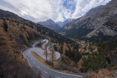 Schweiz, Graubünden, Sankt Moritz, Blick auf die Malojapassstrasse im Herbst - RUEF03767