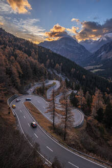 Schweiz, Graubünden, Sankt Moritz, Autos auf der Malojapassstraße in der Abenddämmerung - RUEF03769