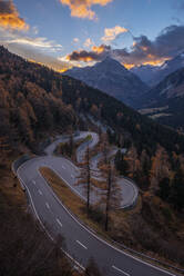 Schweiz, Graubünden, Sankt Moritz, Blick auf die Malojapassstrasse in der Herbstdämmerung - RUEF03770