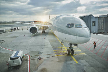 Deutschland, Hessen, Frankfurt, Verkehrsflugzeug wartet auf dem Rollfeld des Flughafens - RORF02935