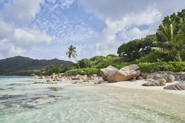 Seychellen, Praslin, Felsbrocken am tropischen Strand - RORF02940