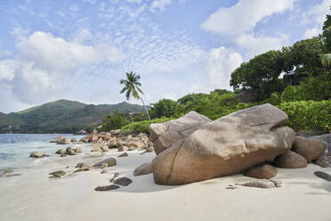 Seychelles, Praslin, Boulders lying along tropical beach - RORF02941