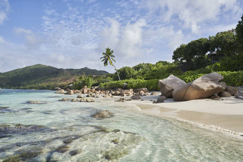 Seychelles, Praslin, Boulders lying along tropical beach - RORF02942