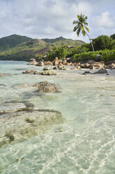 Seychellen, Praslin, Felsbrocken am tropischen Strand - RORF02943