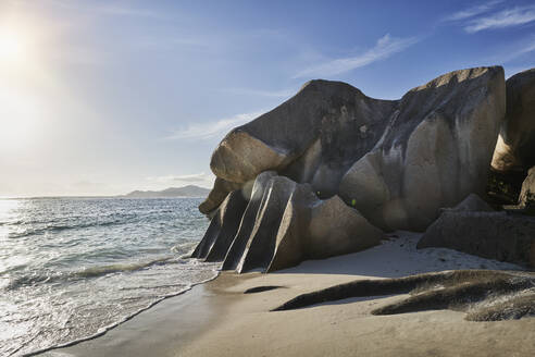 Seychellen, La Digue, Felsformationen am tropischen Strand - RORF02952