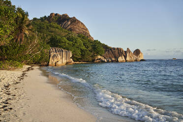 Seychellen, La Digue, Tropischer Strand im Sommer mit Felsformationen im Hintergrund - RORF02953