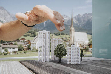 Hand des Ingenieurs über Gebäudemodelle - MFF09270