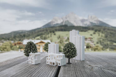 Gebäudemodelle mit Bäumen auf einem Tisch vor einem Berg - MFF09272