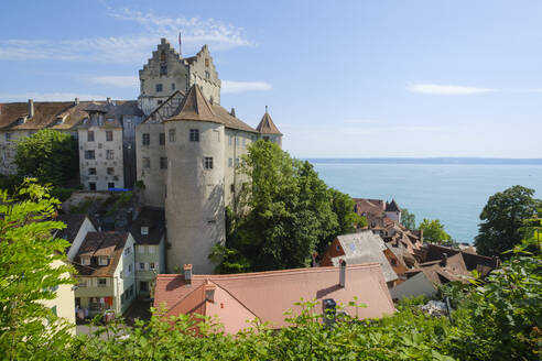 Deutschland, Baden-Württemberg, Meersburg, Schloss Meersburg und umliegende Häuser im Sommer - WIF04534