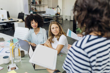 Multirassische Geschäftsfrauen bei einem Treffen im Büro - MEUF07043