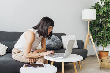 Freelancer woman with laptop working at home - MEUF07186