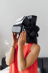 Frau nutzt Virtual-Reality-Simulator zu Hause - MEUF07261