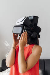 Woman using virtual reality simulator at home - MEUF07261