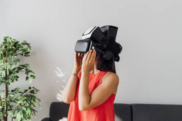 Frau trägt Virtual-Reality-Simulator zu Hause - MEUF07262