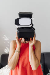 Frau trägt Virtual-Reality-Headset zu Hause - MEUF07263