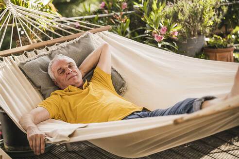 Retired senior man sleeping in hammock - UUF26881