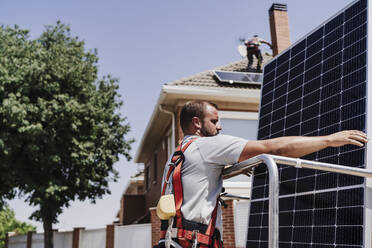 Ingenieur lädt Solarmodul in Hebebühne - EBBF05689