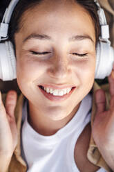 Happy woman with headphones listening music - VPIF06771