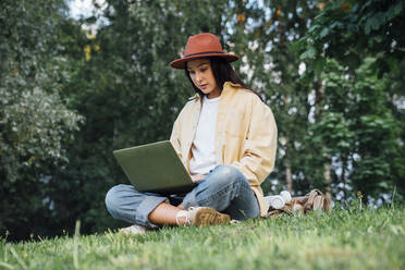 Freiberufler arbeitet am Laptop im Park - VPIF06807