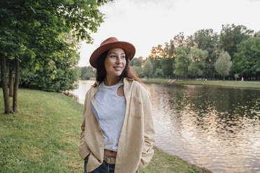 Nachdenkliche Frau mit Hut im Park - VPIF06821