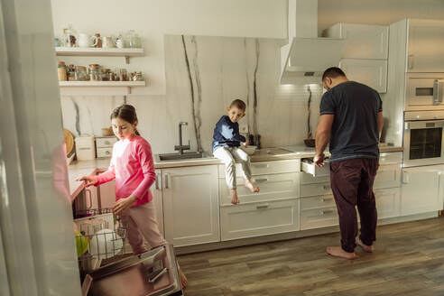 Vater mit Kindern in der Küche zu Hause - OSF00401