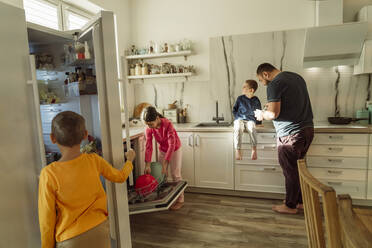 Mann mit Kindern in der Küche zu Hause - OSF00402