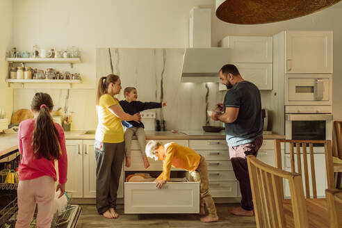 Mutter und Vater mit Kindern in der Küche zu Hause - OSF00406