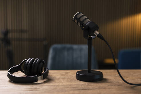 Mikrofon neben dem Headset auf dem Schreibtisch im Aufnahmestudio - JOSEF11148