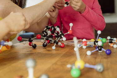 Mehrfarbige Molekularstrukturen auf dem Tisch zu Hause - OSF00439