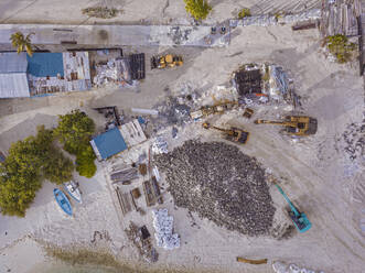 Malediven, Kaafu-Atoll, Himmafushi, Luftaufnahme einer kleinen Baustelle auf einer Sandinsel - KNTF06716