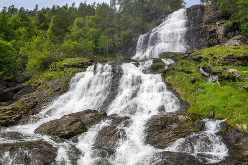 Norwegen, Rogaland, Sauda, Fuß des Wasserfalls Svandalsfossen - RJF00907