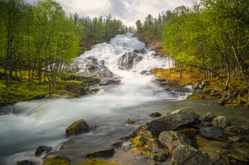 Langzeitbelichtung eines Wasserfalls, der einen Hügel hinunter plätschert - RJF00920