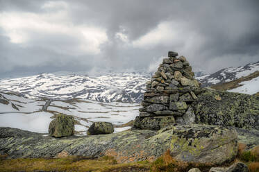 Einsamer Steinhaufen im Sognefjellet-Gebirge - RJF00921