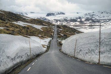 Die norwegische Provinzstraße 55, die durch das Sognefjellet führt - RJF00922